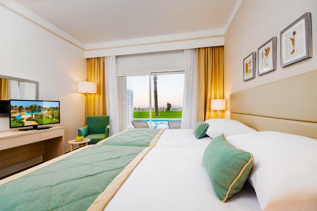 Jaz Aquaviva numurs ar skatu uz baseinu