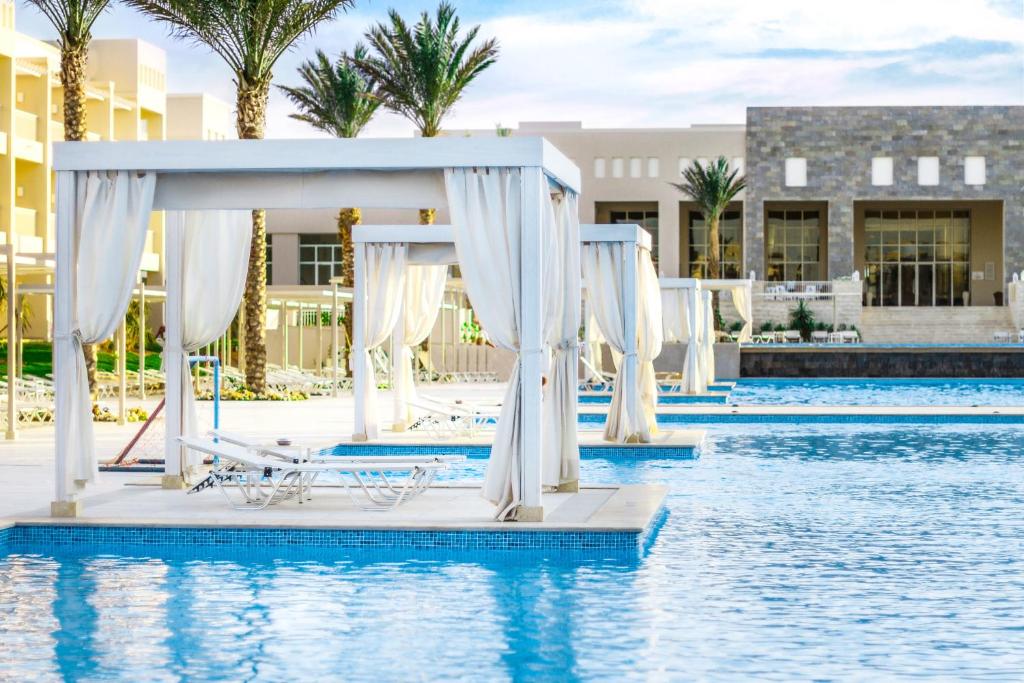 Jaz Aquaviva baseins ar grezniem baldahīniem.