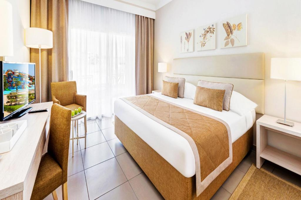 Modern numurs viesnīcā Jaz Aquaviva ar logu uz balkonu.