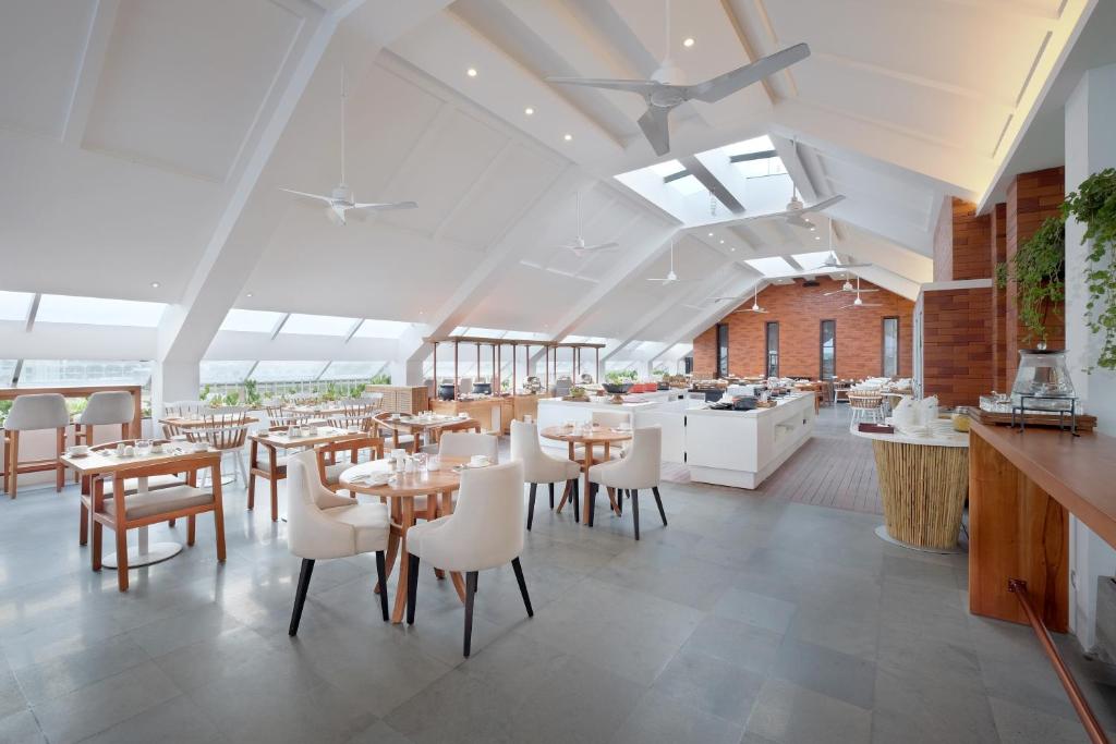 Restorāns Jambuluwuk Oceano Seminyak ar modernu interjeru un plašiem logiem