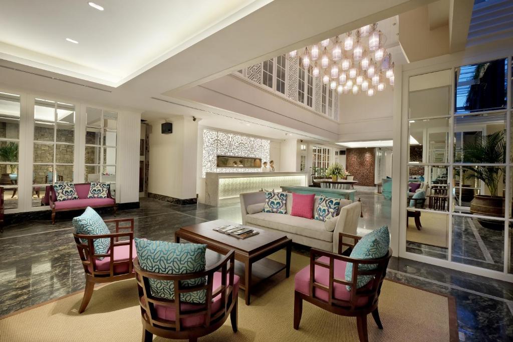 Elegants viesnīcas Jambuluwuk Oceano Seminyak uzgaidāmā telpa ar mūsdienīgu dizainu.