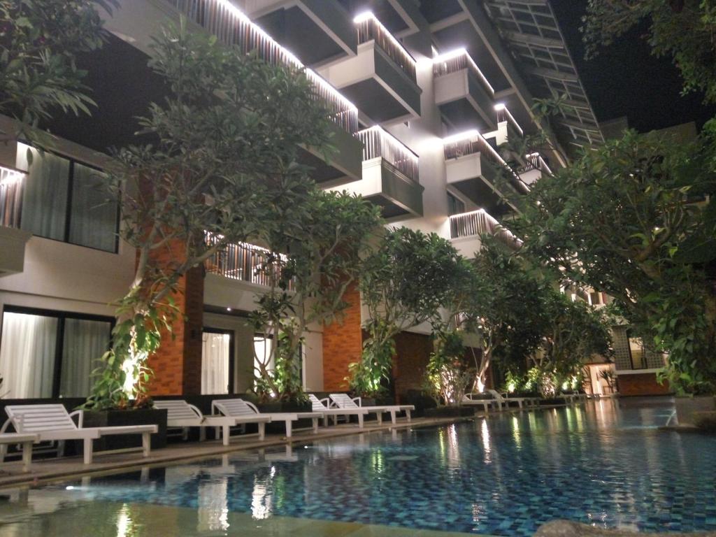 Jambuluwuk Oceano Seminyak nakts skats uz baseinu un viesnīcu