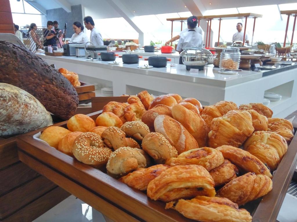 Svaigi cepti maizes izstrādājumi Jambuluwuk Oceano Seminyak brokastīs.