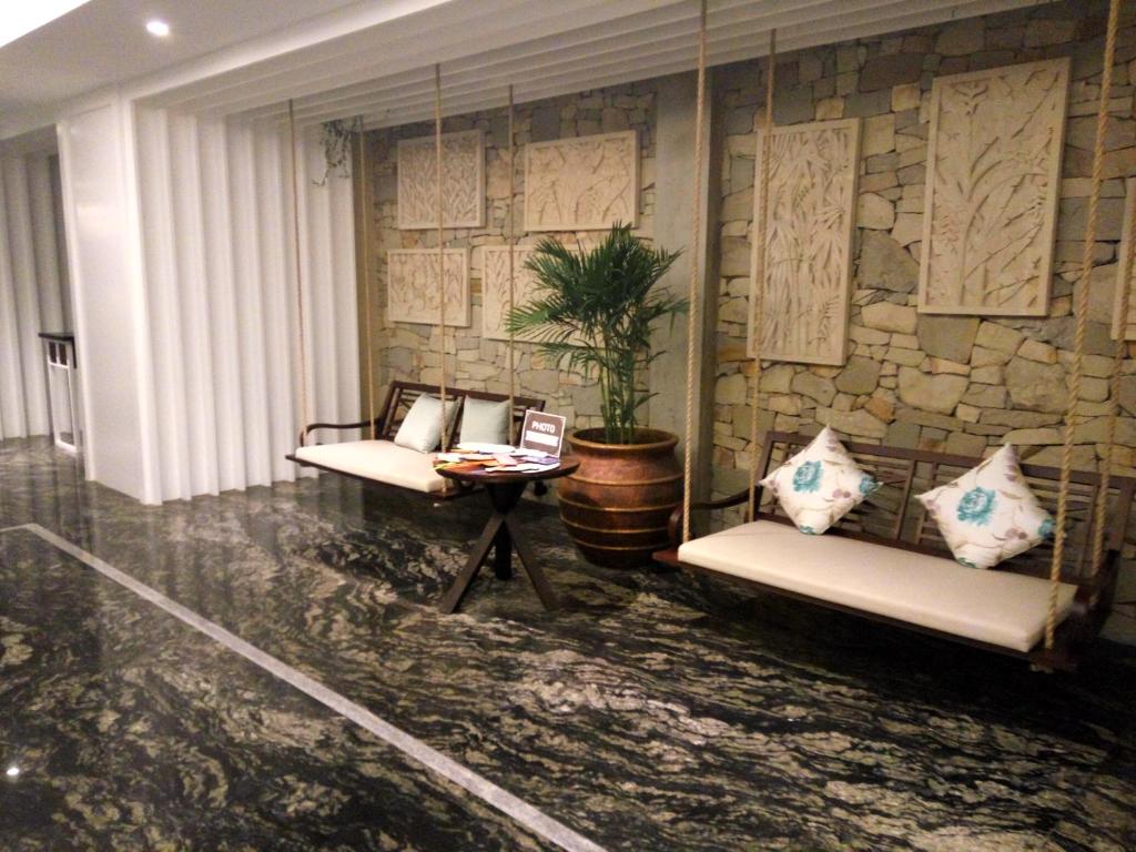 Mūsdienīga atpūtas zona viesnīcā Jambuluwuk Oceano Seminyak ar šūpuļiem.