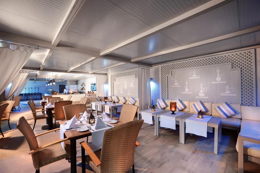 Restorāns ar elegantu interjeru viesnīcā Jaz Aquaviva.