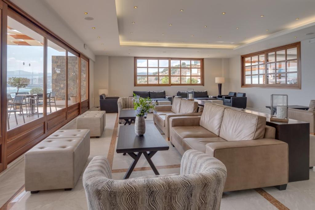 Miramare Resort & Spa moderns un elegants viesnīcas salons ar ērtām mēbelēm.