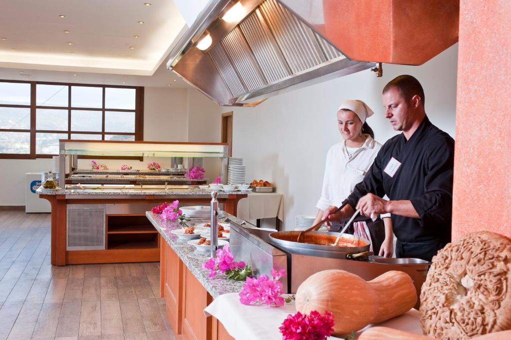 Miramare Resort & Spa pavāri gatavo ēdienus modernā virtuvē.