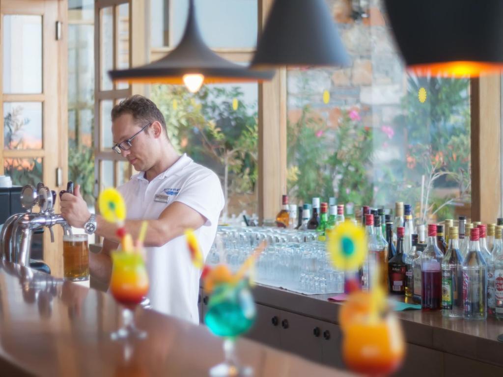 Bārmenis gatavo kokteiļus Miramare Resort & Spa, pie bāra.