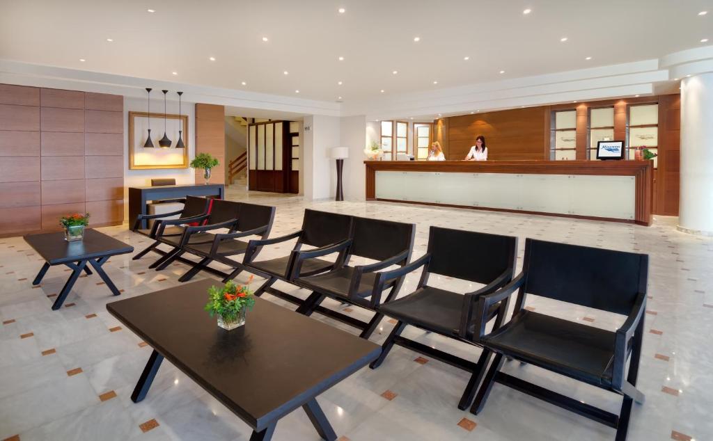 Miramare Resort & Spa moderns un elegants reģistratūras zona ar komfortablām krēslām.