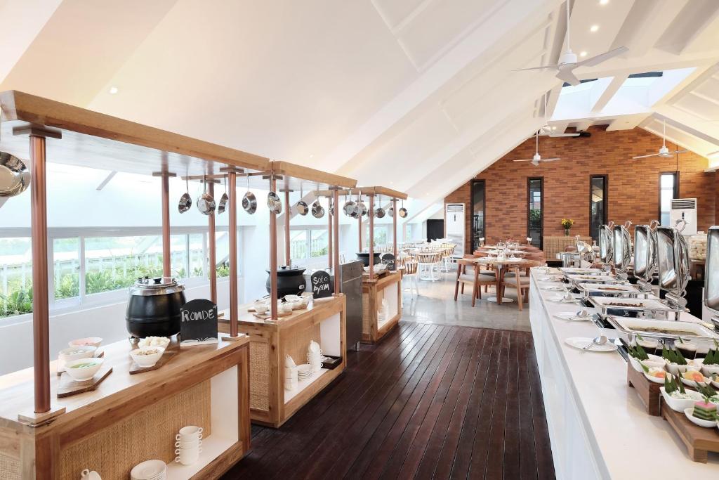 Jambuluwuk Oceano Seminyak brokastu bufete ar modernu interjeru