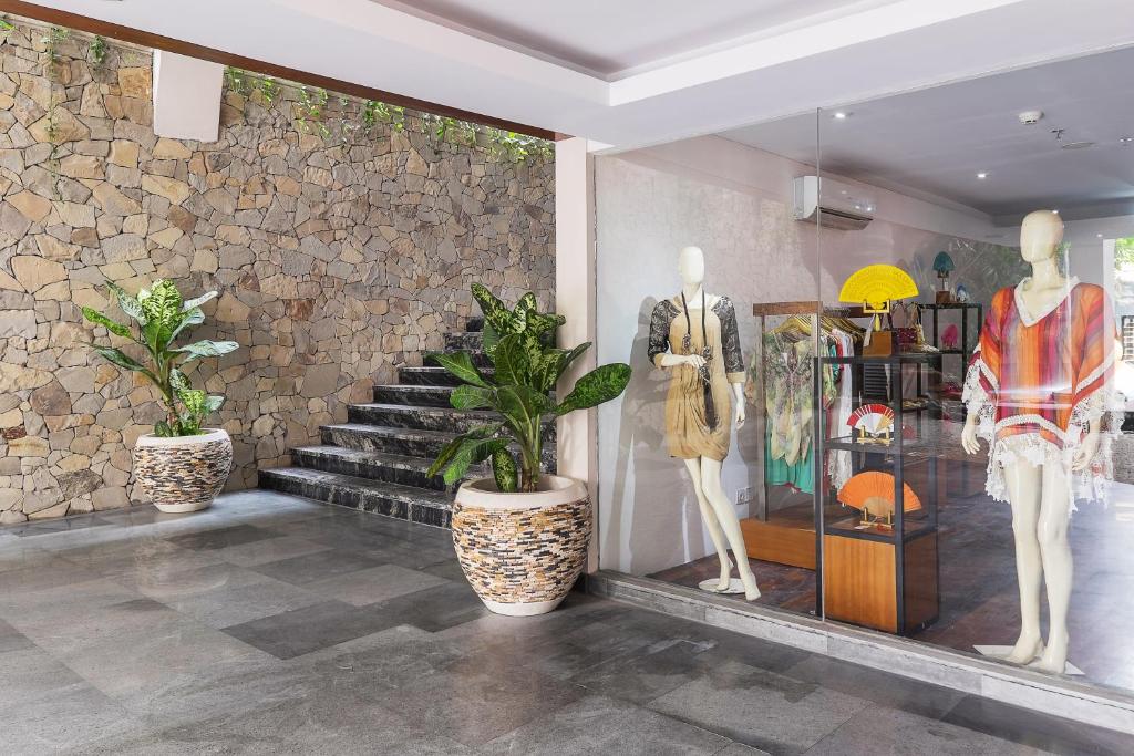 Moderns veikals Jambuluwuk Oceano Seminyak ar modes manekeniem un akmens sienu.