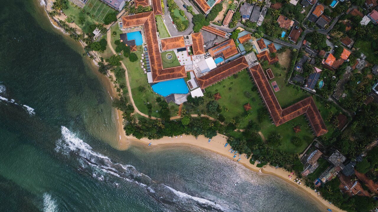 Grezna viesnīca Cinnamon Bey piekrastē ar baseinu un dārziem.