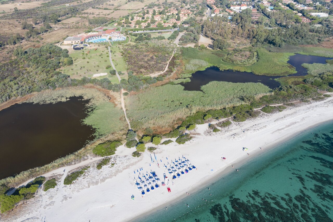 Futura Cala Fiorita piekrastes skats ar pludmali un ainavu.