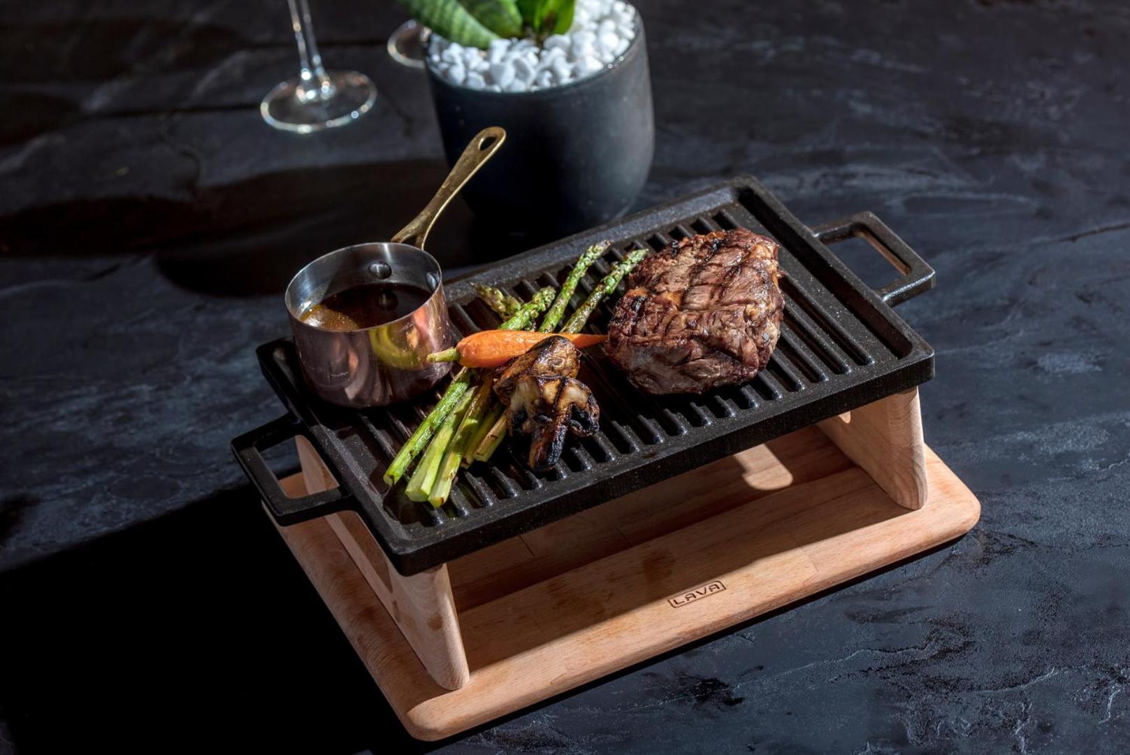 Lyttos Mare viesnīcas restorāna grilēts steiks ar sparģeļiem un mērci uz karstas čuguna virsmas, Krētas kūrorta gastronomiskais piedāvājums