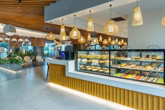 Jacaranda Luxury Resort konditorejas lete ar plašu kūku un desertu izvēli viesnīcas kafejnīcas zonā