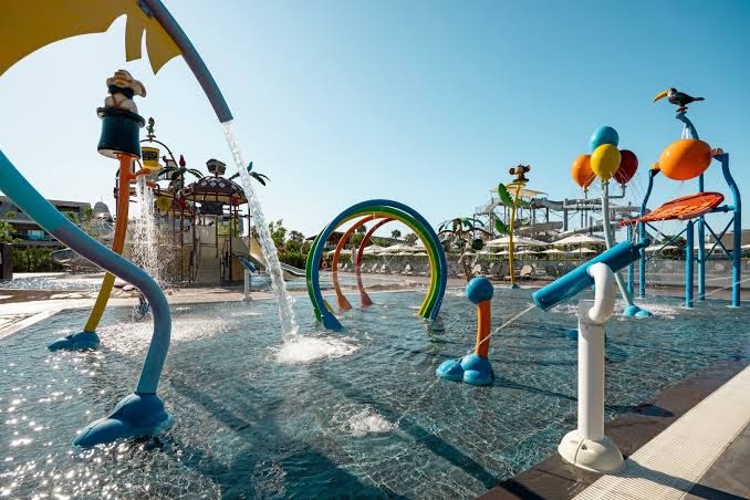 Jacaranda Luxury Resort bērnu ūdens atrakciju parks ar krāsainām figūrām, strūklakām un seklu baseinu mazuļiem