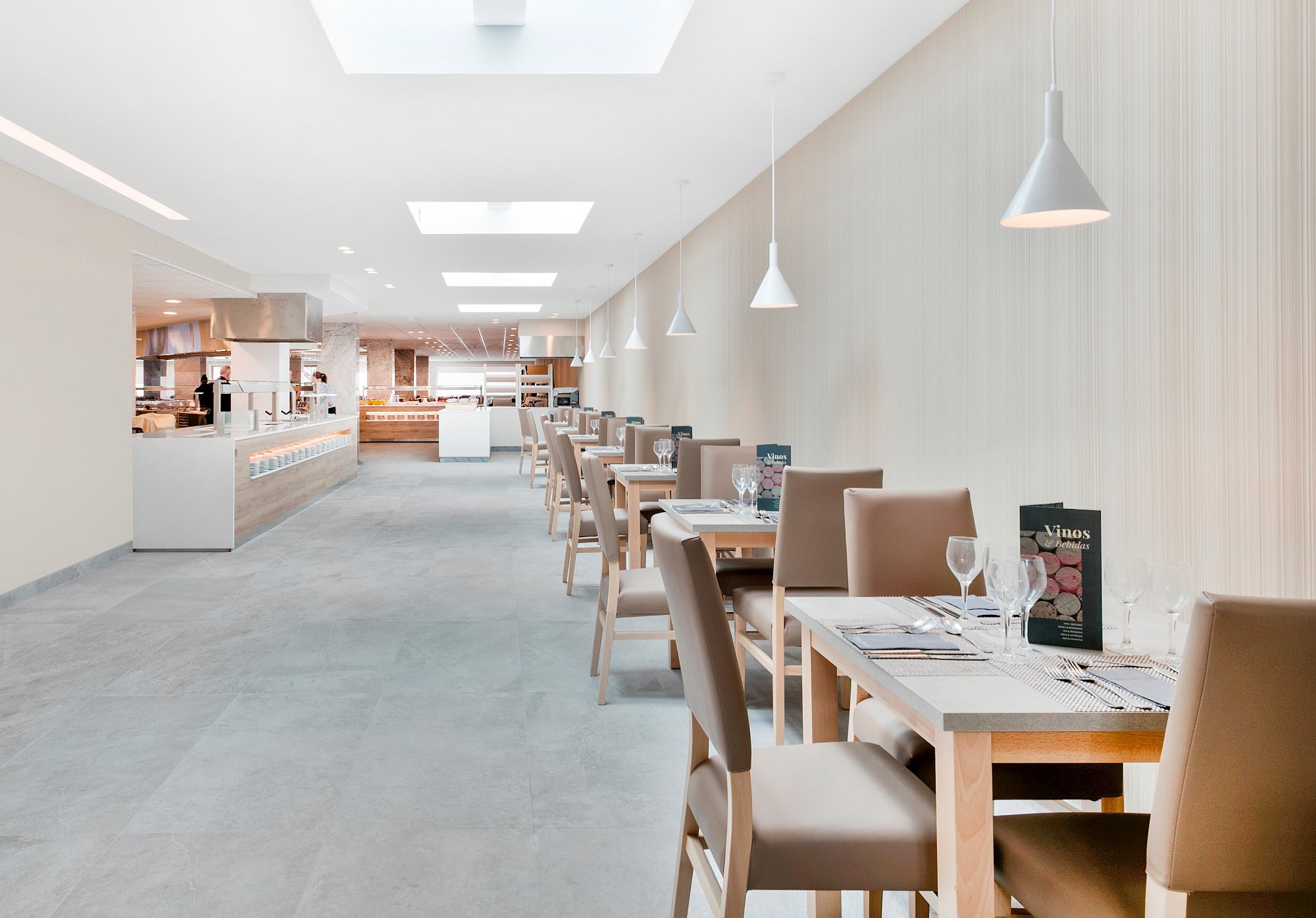 Gaiša Best San Diego viesnīcas restorāna ēdamzāle ar bufetes zonu un jumta logiem.