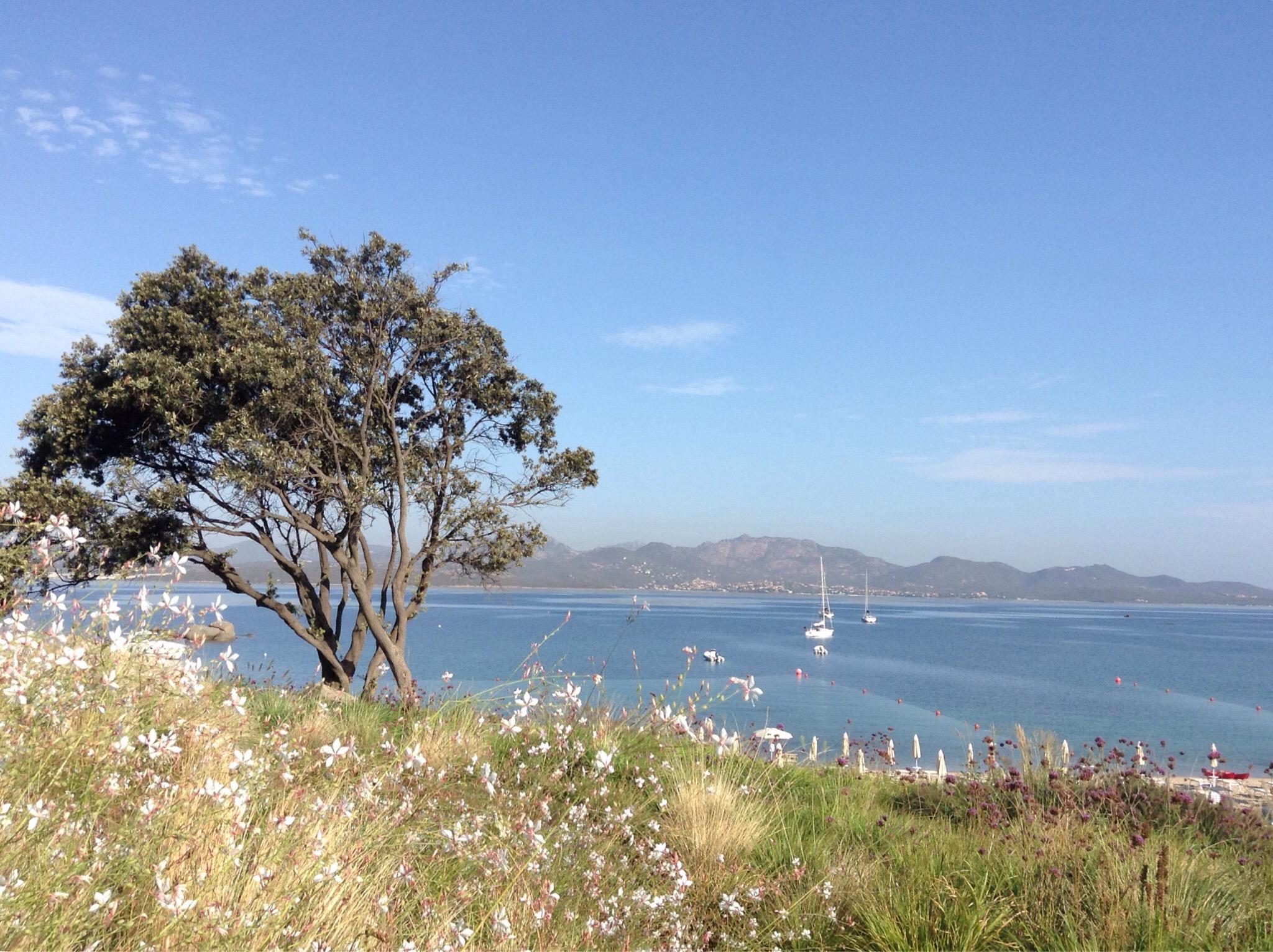 Skats uz jūru no Cala Cuncheddi viesnīcas piekrastes