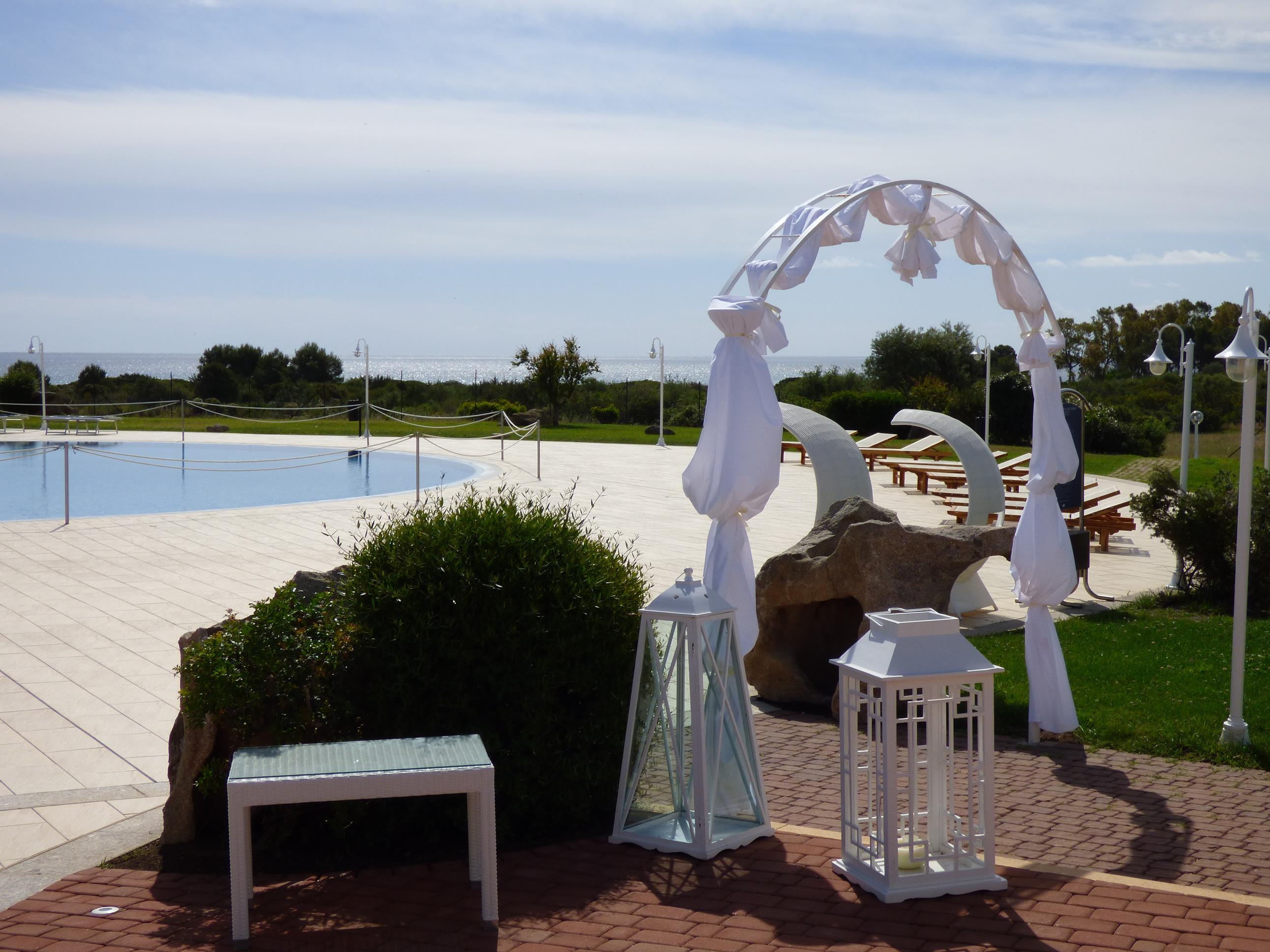 Baia del Porto viesnīcas baseins ar skatu uz jūru.