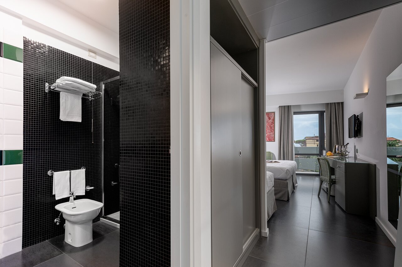 Modern numurs ar vannas istabu Rada Siri Hotel.