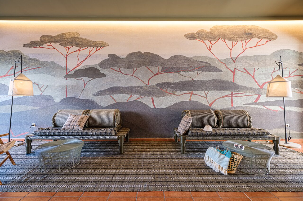 Oassium Hotel - Adults Only atpūtas zona ar dabas motīvu sienas gleznojumu un ērtiem dīvāniem.