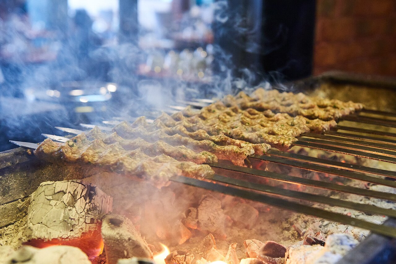 Šašliks uz grila Rose Park Hotel Al Barsha restorānā