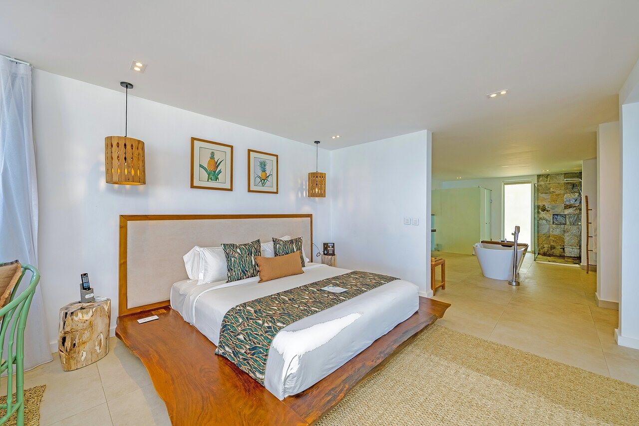 Seasense Boutique Hotel & Spa elegant numurs ar vannu un mākslas darbiem.