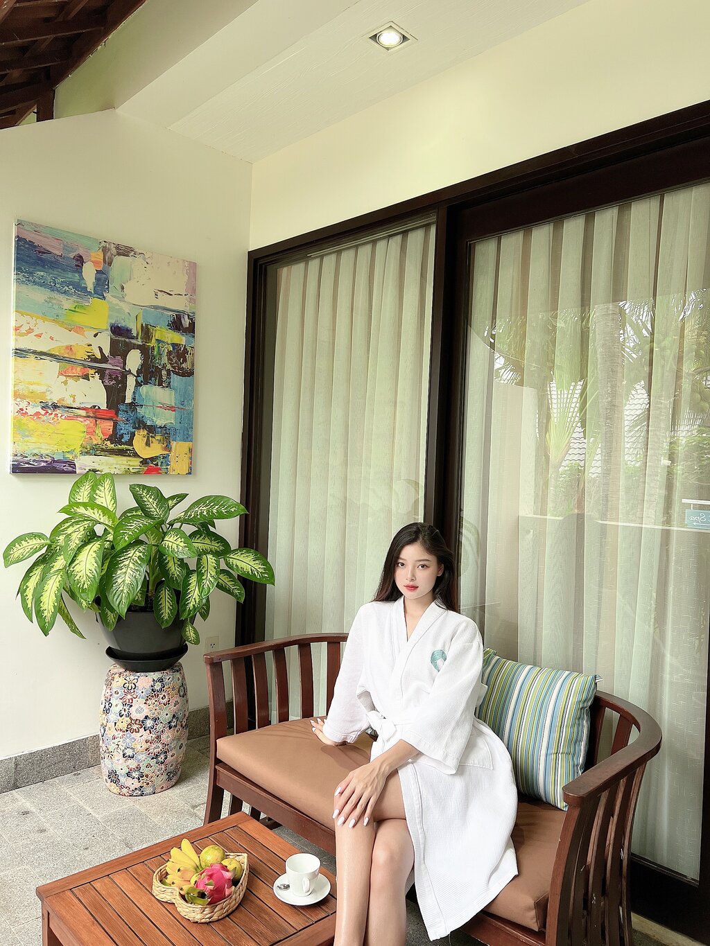 Sieviete viesnīcas The Cliff Resort & Residences terasē ar augļiem un kafiju.