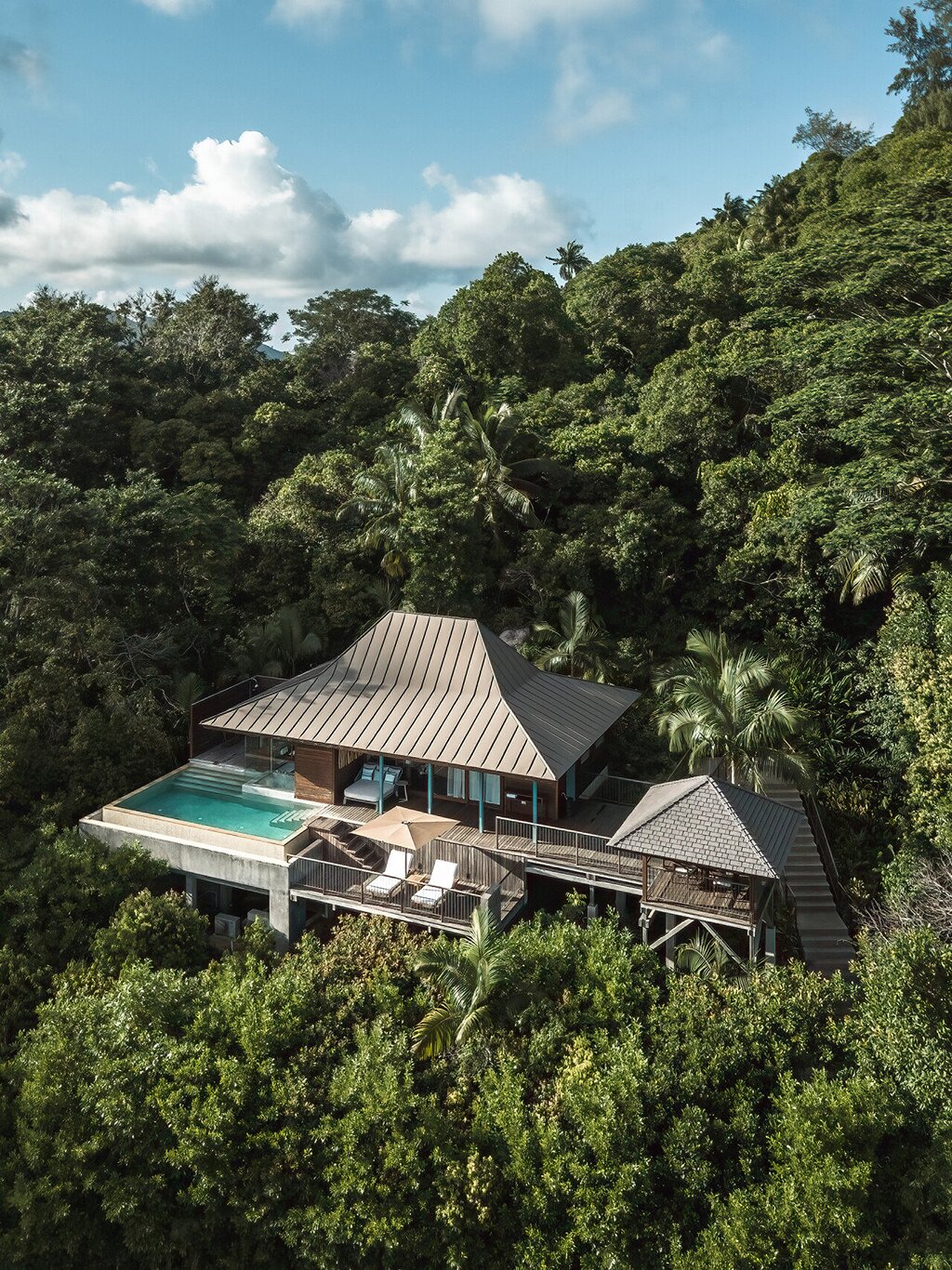 Privāta villa ar bezgalības baseinu džungļu ielokā Four Seasons Resort Seychelles