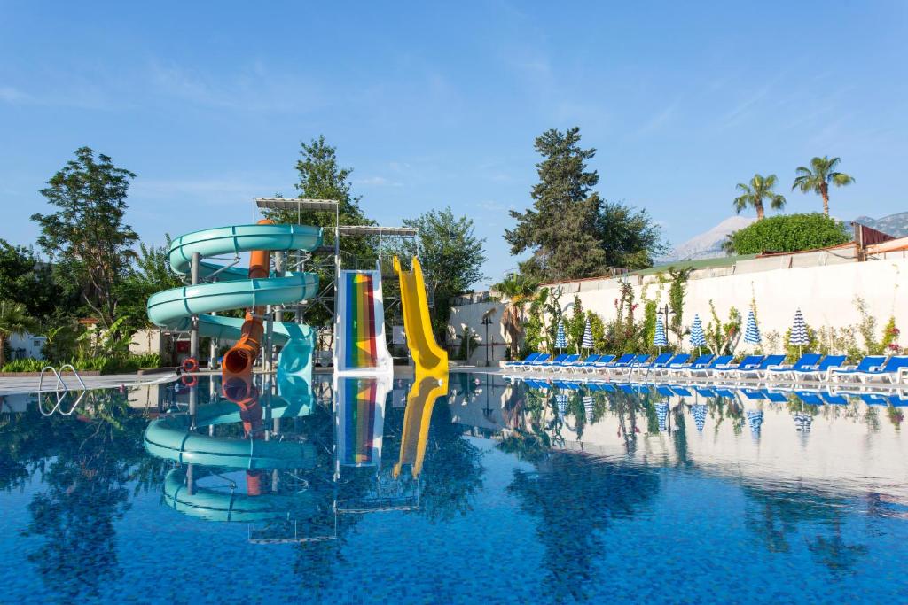 Kemer Dream Hotel baseins ar slidkalniņiem un sauļošanās krēsliem