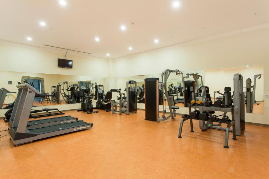 Mūsdienīgs trenažieru zāles iekārtojums Kemer Dream Hotel.