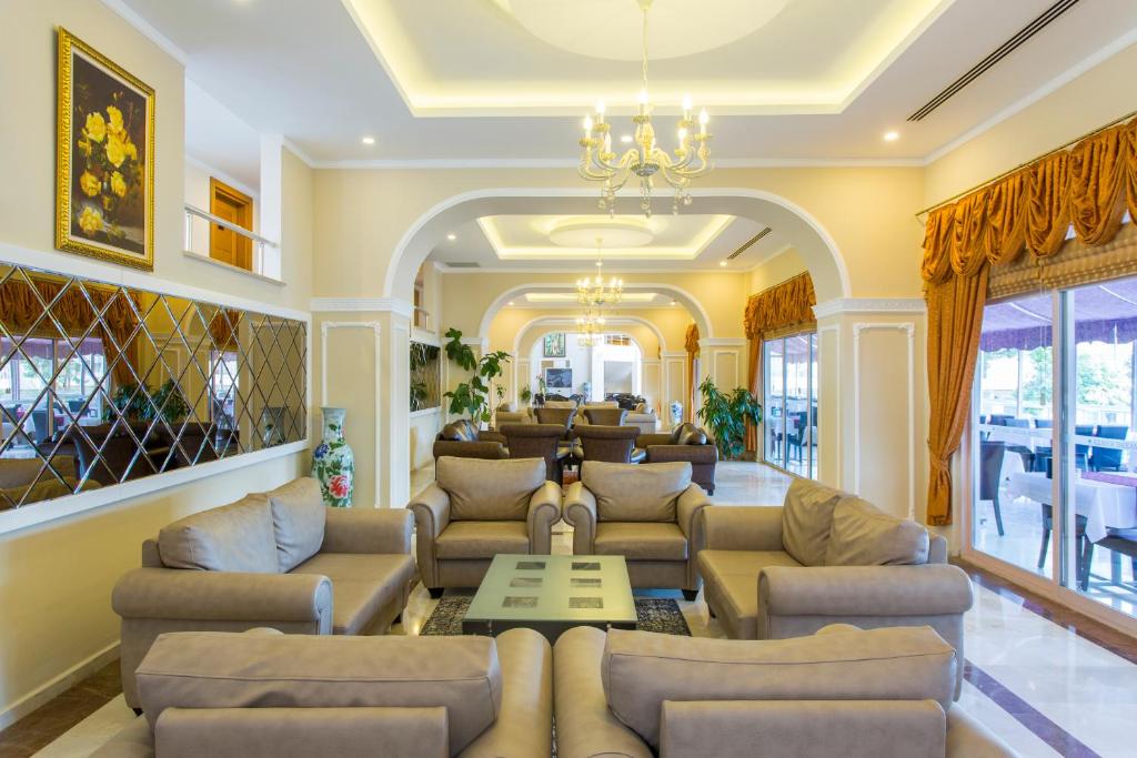 Mūsdienīgs un plašs viesnīcas Kemer Dream Hotel viesistaba ar ērtām dīvānām.