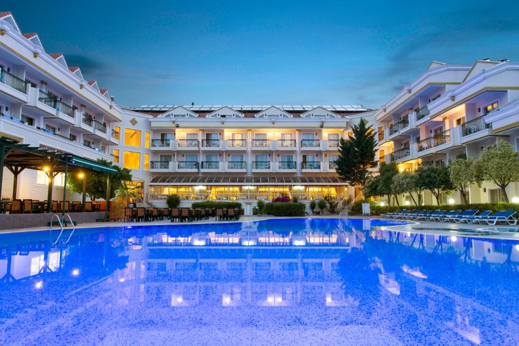 Kemer Dream Hotel baseins piekrastē ar viesnīcu fona