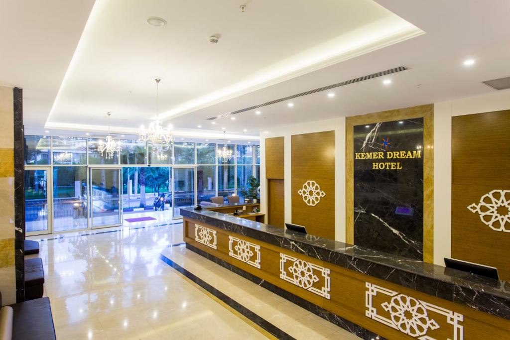 Kemer Dream Hotel reģistratūra ar modernu dizainu un elegantiem apgaismojuma elementiem.