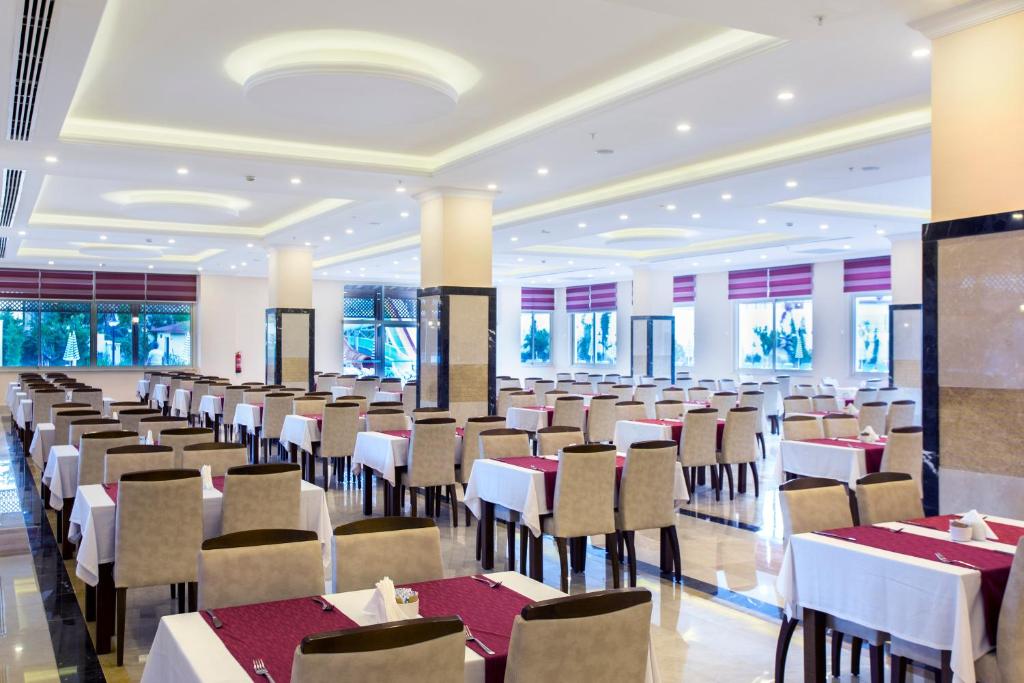 Kemer Dream Hotel restorāns ar elegantiem galdiem un krēsliem