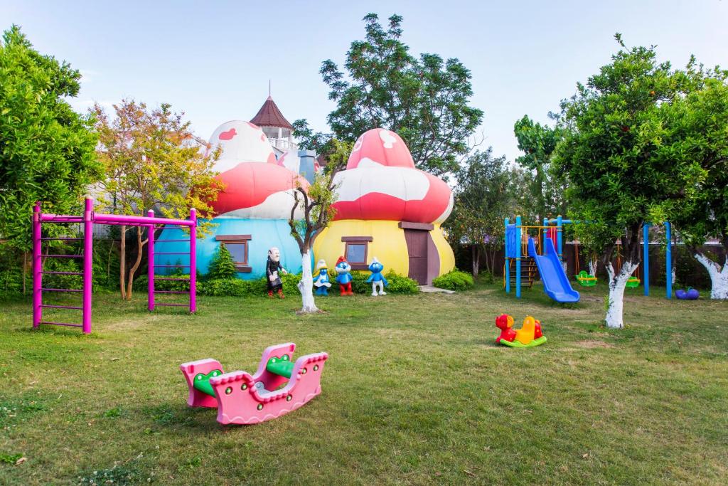 Bērnu rotaļu laukums pie Kemer Dream Hotel ar krāsainām atrakcijām