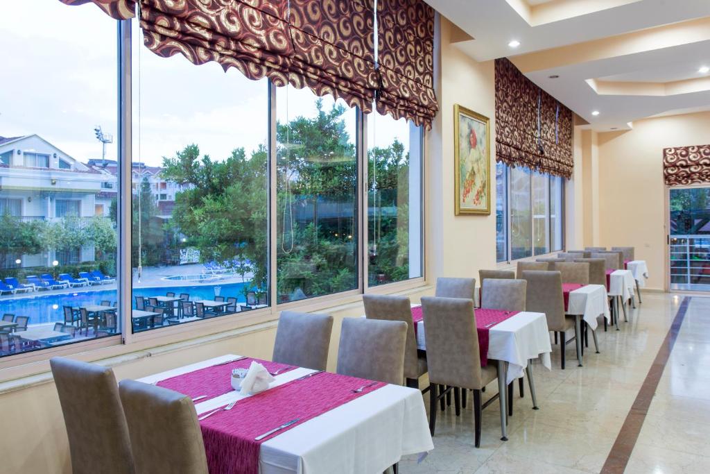 Kemer Dream Hotel restorāns ar skatu uz baseinu
