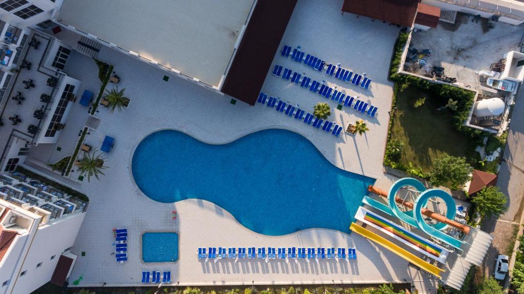 Kemer Dream Hotel peldbaseins ar slidkalniņiem un sauļošanās krēsliem