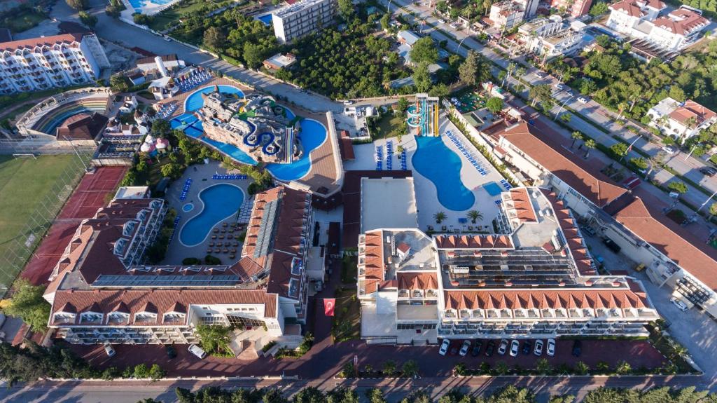 Kemer Dream Hotel skats no augšas ar baseiniem un slidkalniņiem.