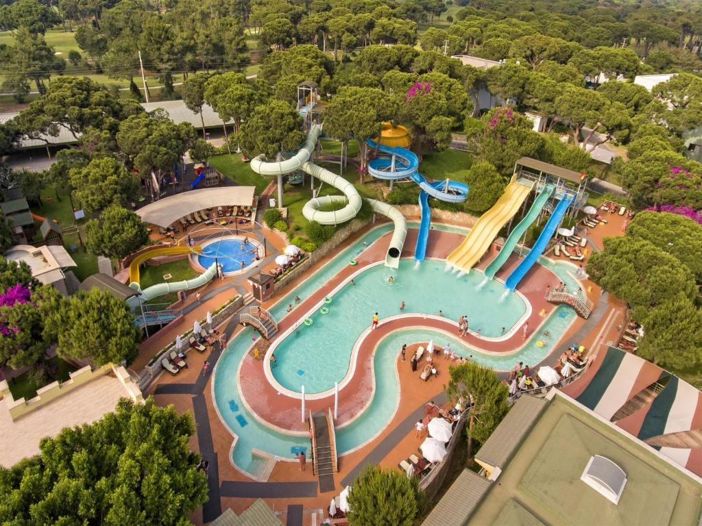 Pine Beach Belek ūdens atrakciju parks ar slidkalniņiem un baseinu