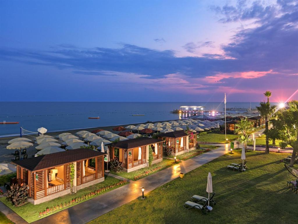 Pine Beach Belek pludmales kabīnes pie saulrieta piekrastē