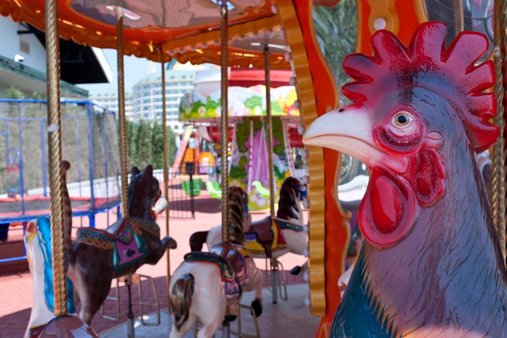 Vasaras atrakciju laukums pie Delphin Imperial Hotel ar karuseli.