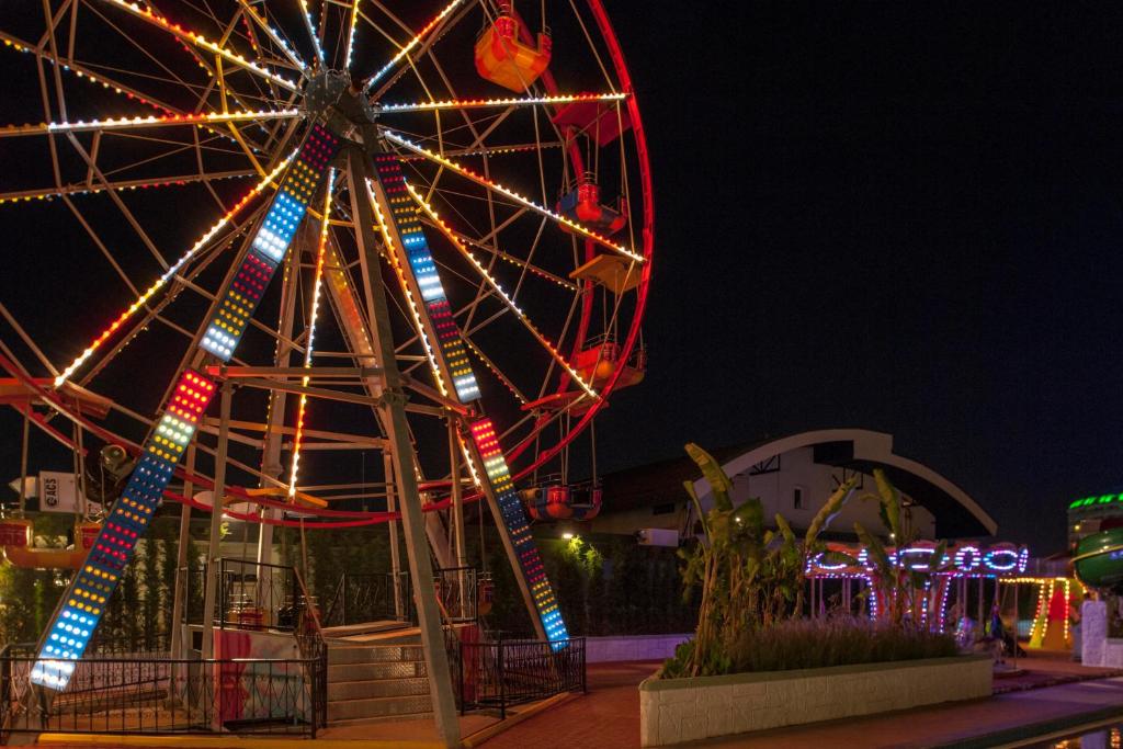 Riepu rats ar spilgtām gaismām pie Delphin Imperial Hotel