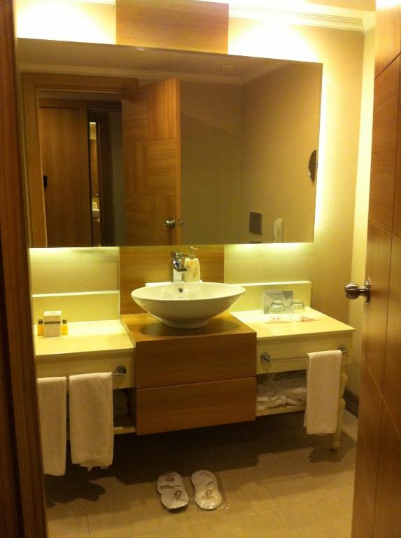 Moderns vannas istabas numurs Delphin Imperial Hotel ar elegantu izskatu.