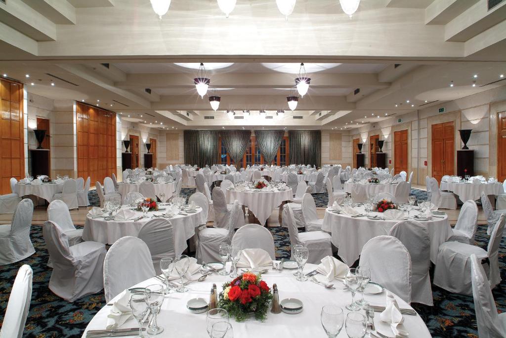 Elegantā svinību zāle Continental Hotel Hurghada ar galdiem un dekoriem.