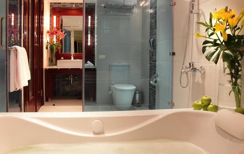 Mūsdienīgs vannas istabas interjers viesnīcā Xperience Sea Breeze Resort