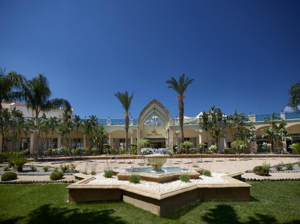 Lindos Princess Beach Hotel ieeja ar strūklaku un sulīgiem augiem