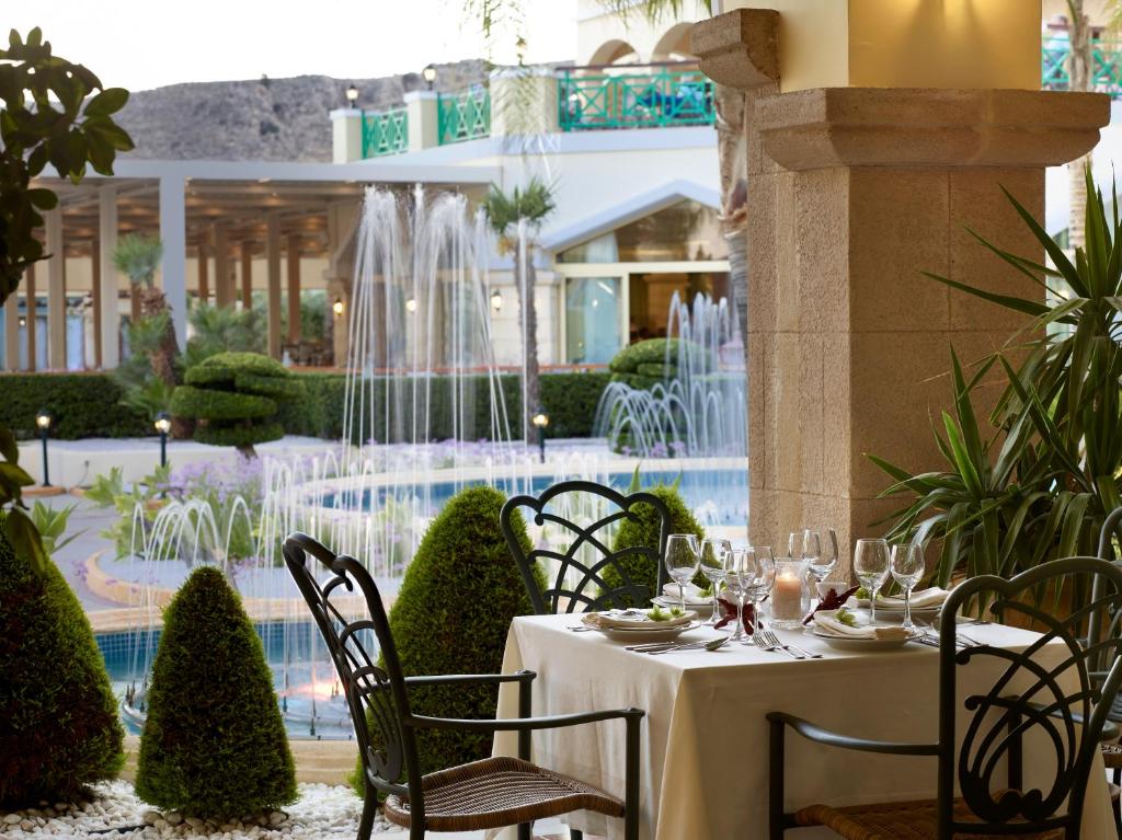 Romantisks galdiņš pie baseina Lindos Princess Beach Hotel