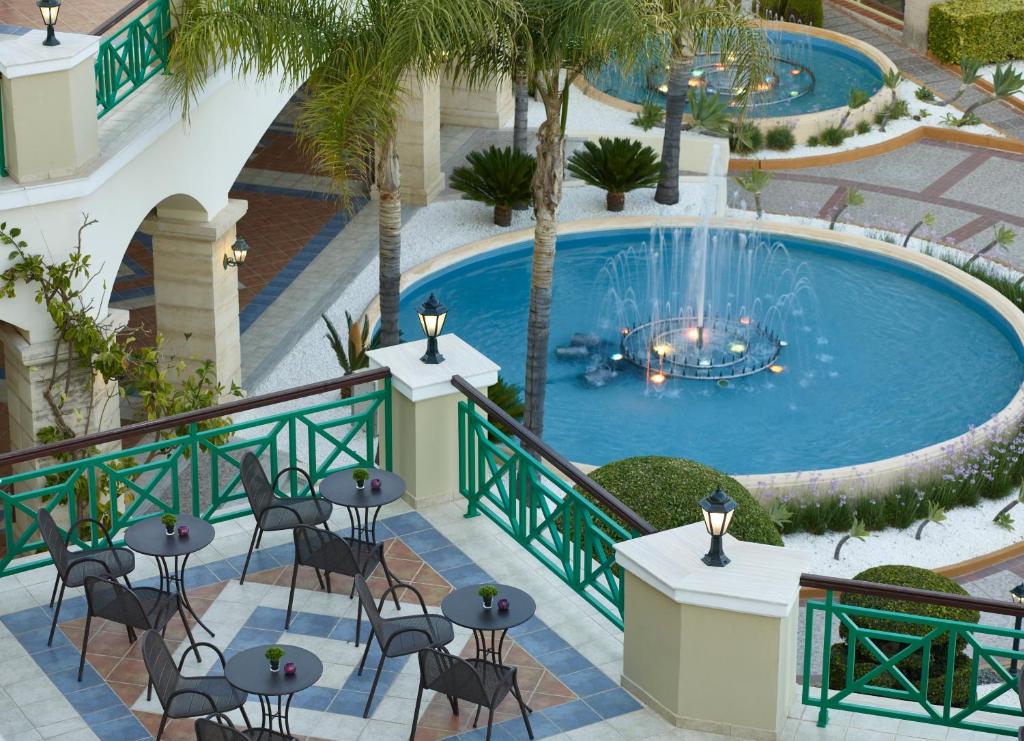 Lindos Princess Beach Hotel terase ar skatu uz strūklaku un baseinu
