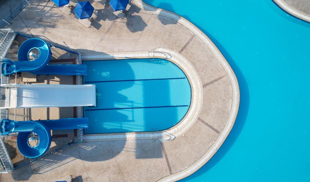 Lindos Princess Beach Hotel baseins ar slidkalniem un zilu ūdeni